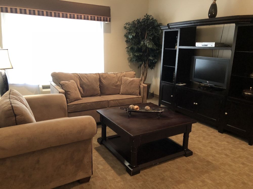 Shilo Inn Suites Hotel - Killeen Presidential Suite, 1 King Bed with Sleeper Sofa 4