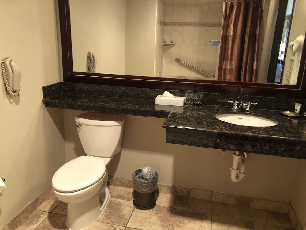 Shilo Inn Suites Hotel - Killeen Presidential Suite, 1 King Bed with Sleeper Sofa 3