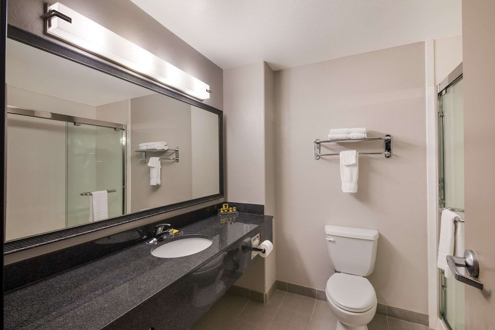 Best Western Plus Killeen/Fort Cavazos Hotel & Suites Suite, 1 King Bed with Sofa bed, Non Smoking, Refrigerator & Microwave (with Sofabed) 4