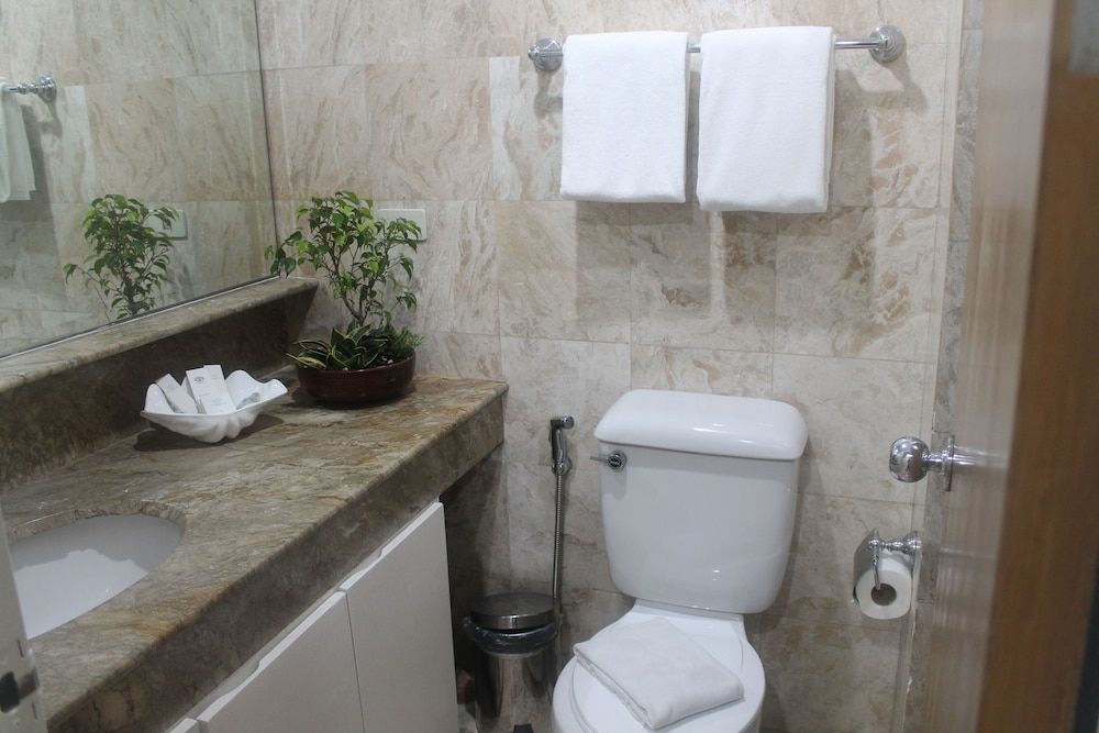 The Pearl Manila Hotel Superior Room, 1 King Bed 5