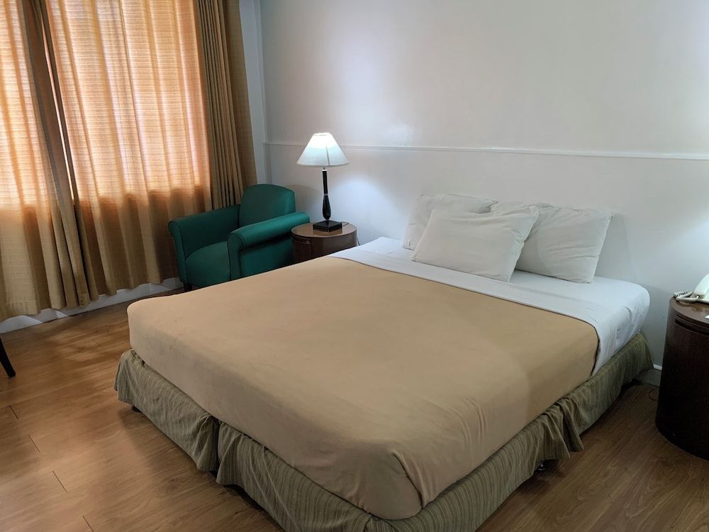 The Pearl Manila Hotel Superior Room, 1 King Bed