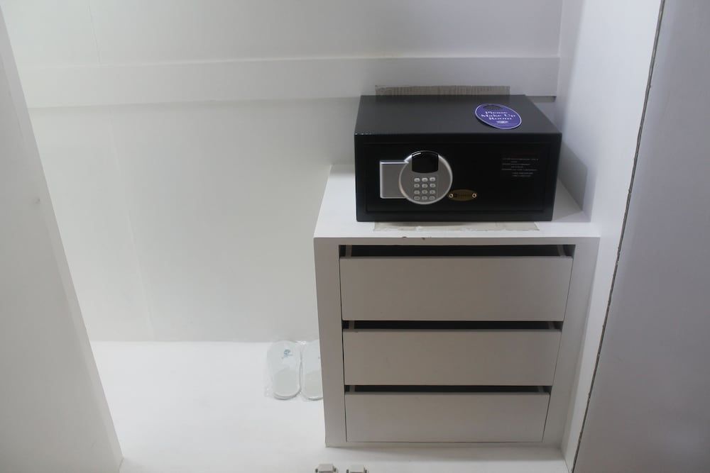 The Pearl Manila Hotel Superior Room, 1 King Bed 9