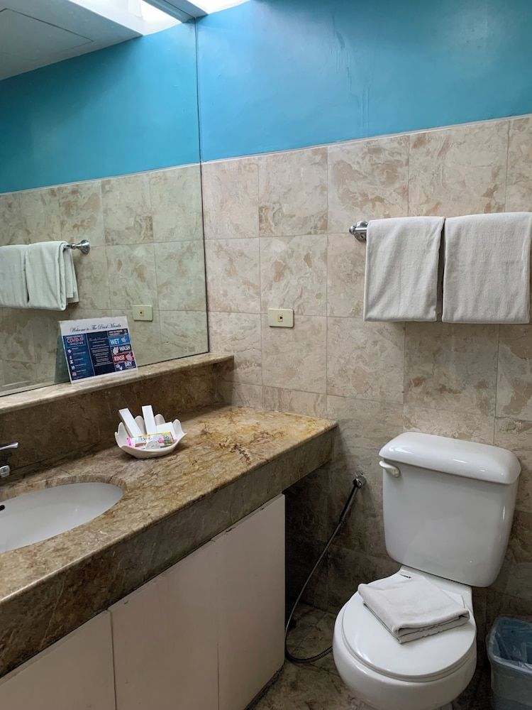 The Pearl Manila Hotel Superior Room, 1 King Bed 6