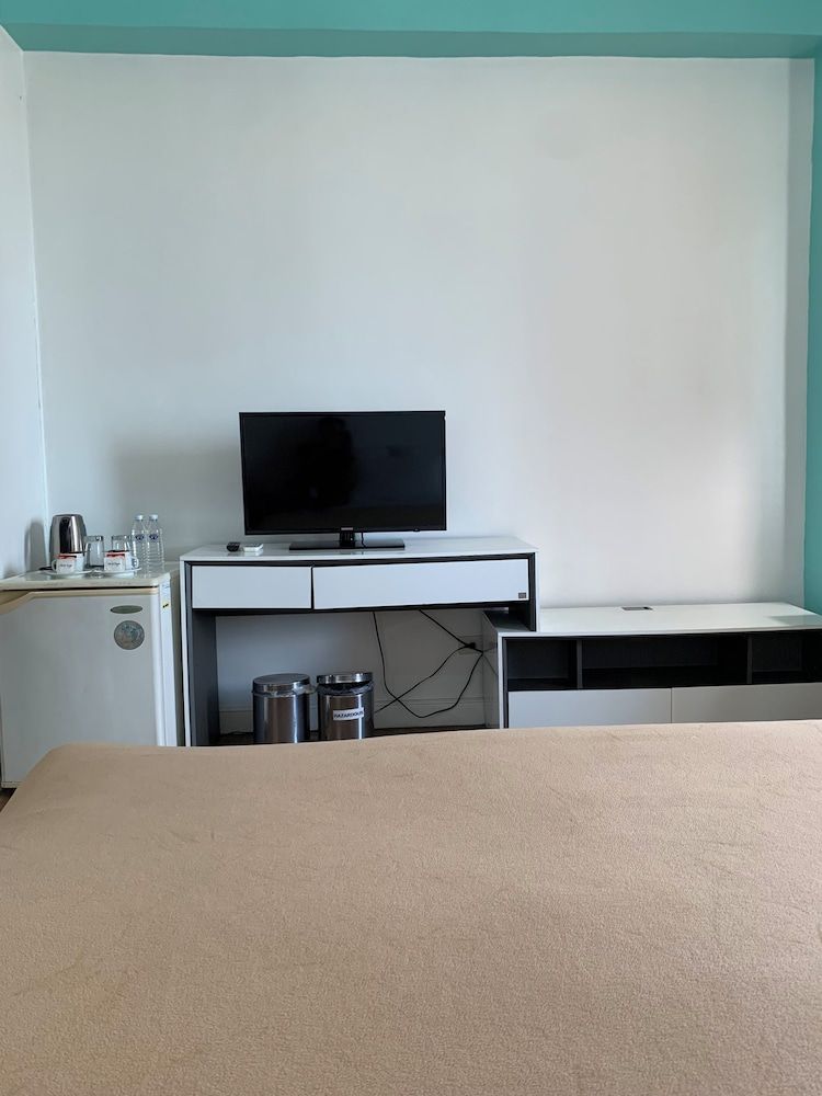 The Pearl Manila Hotel Superior Room, 1 King Bed 7