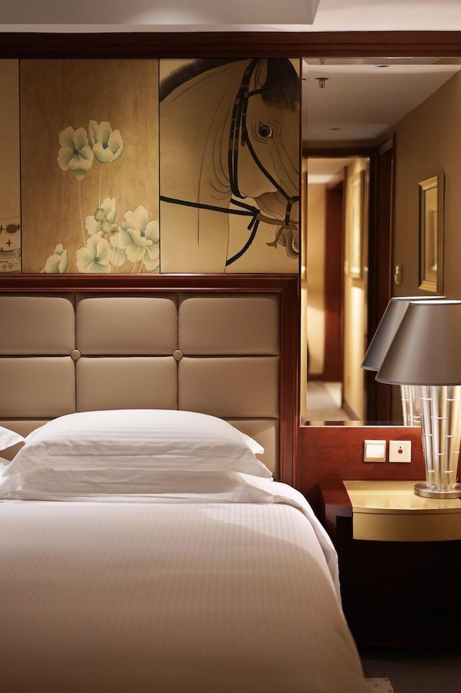 Basic Room, 2 Twin Beds, City View