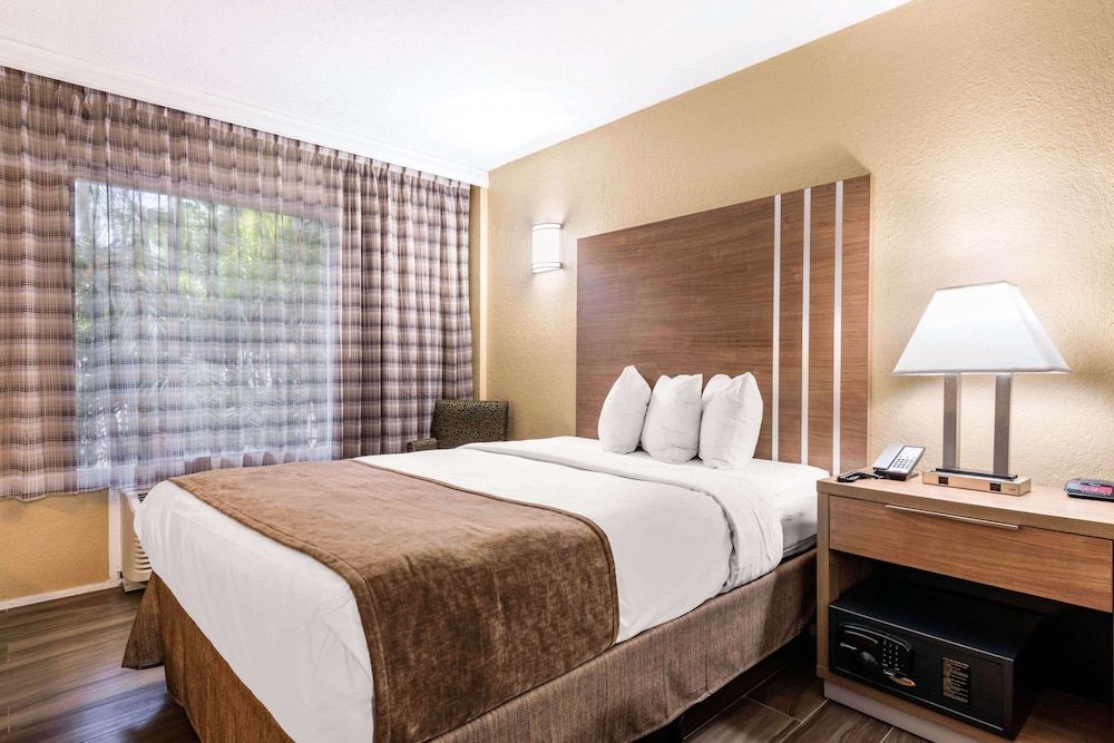 Rodeway Inn & Suites Fort Lauderdale Airport & Cruise Port Standard Room, 2 Queen Beds, Garden View, No Pets Allowed 3