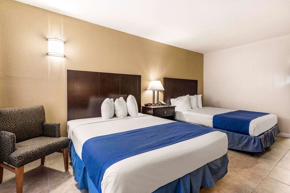 Standard Room, 2 Queen Beds, Parking Lot View, Pets Allowed