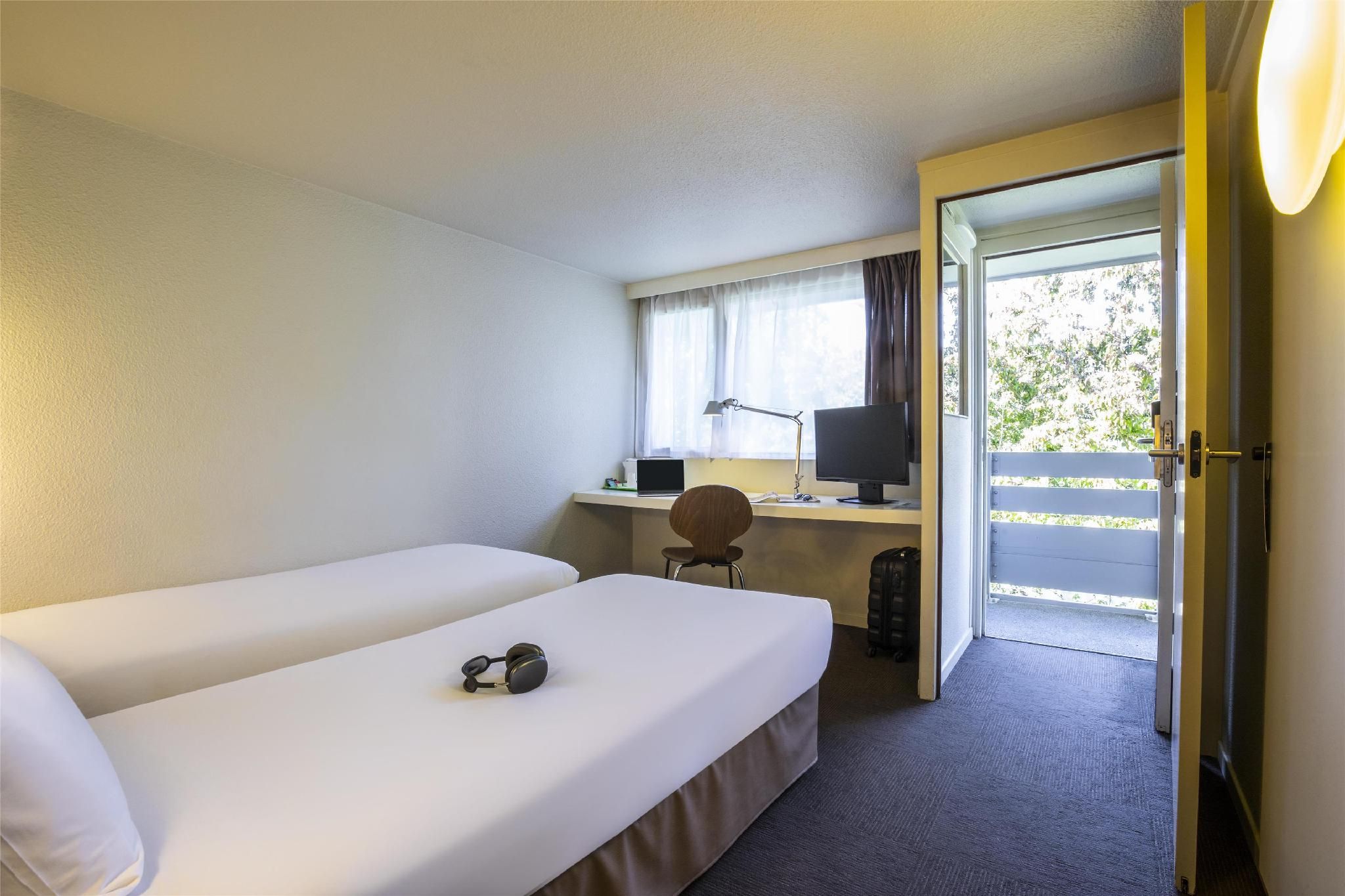 2 Single Beds