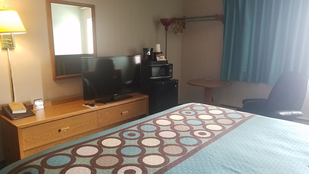 Room, 1 King Bed, Smoking, Microwave