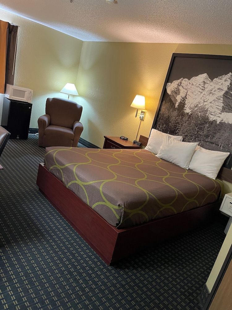 Room, 1 King Bed, Refrigerator