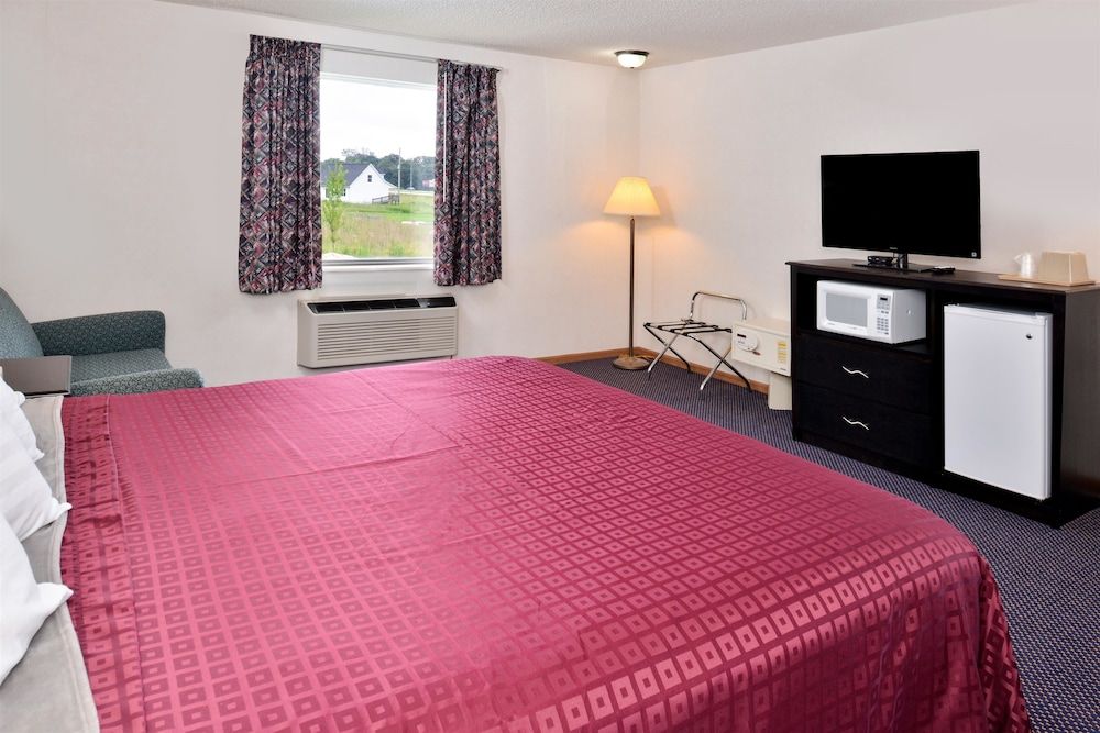 Americas Best Value Inn Knob Noster Room, 1 King Bed, Non Smoking 2