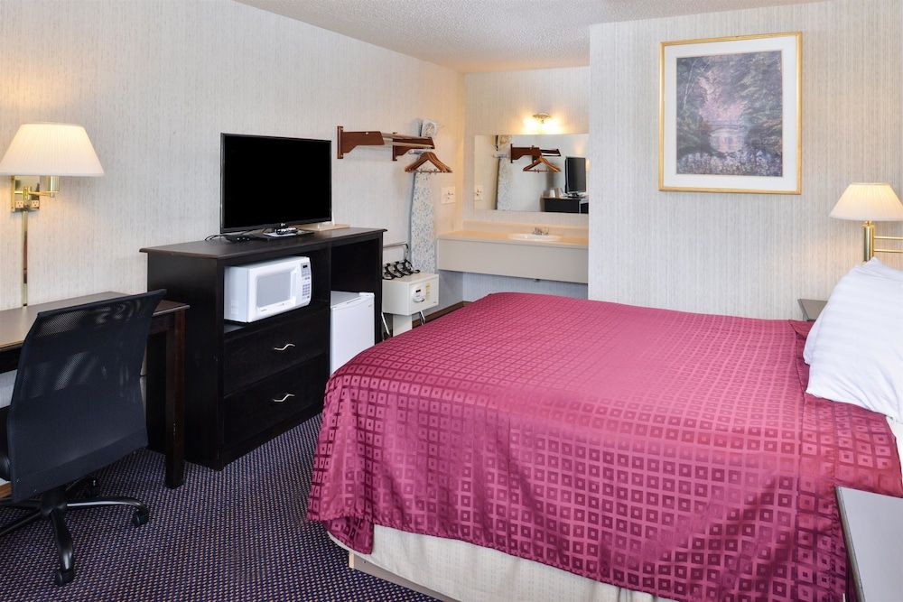 Americas Best Value Inn Knob Noster Room, 1 King Bed, Non Smoking 5