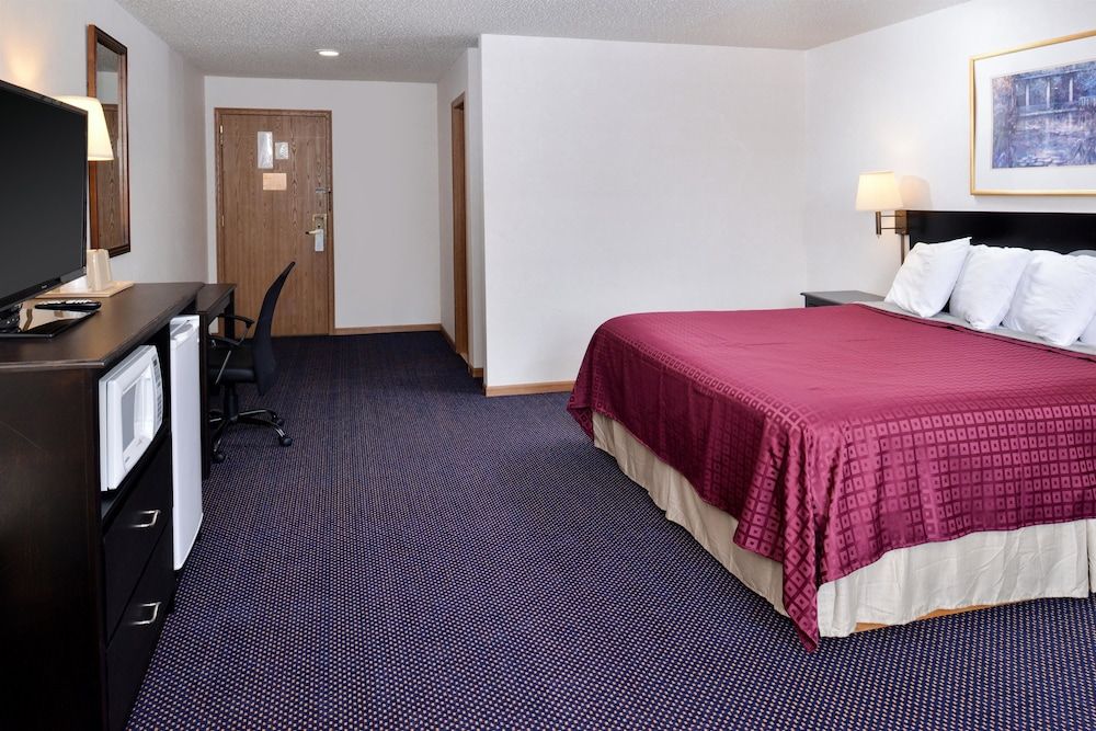 Americas Best Value Inn Knob Noster Room, 1 King Bed, Non Smoking 3