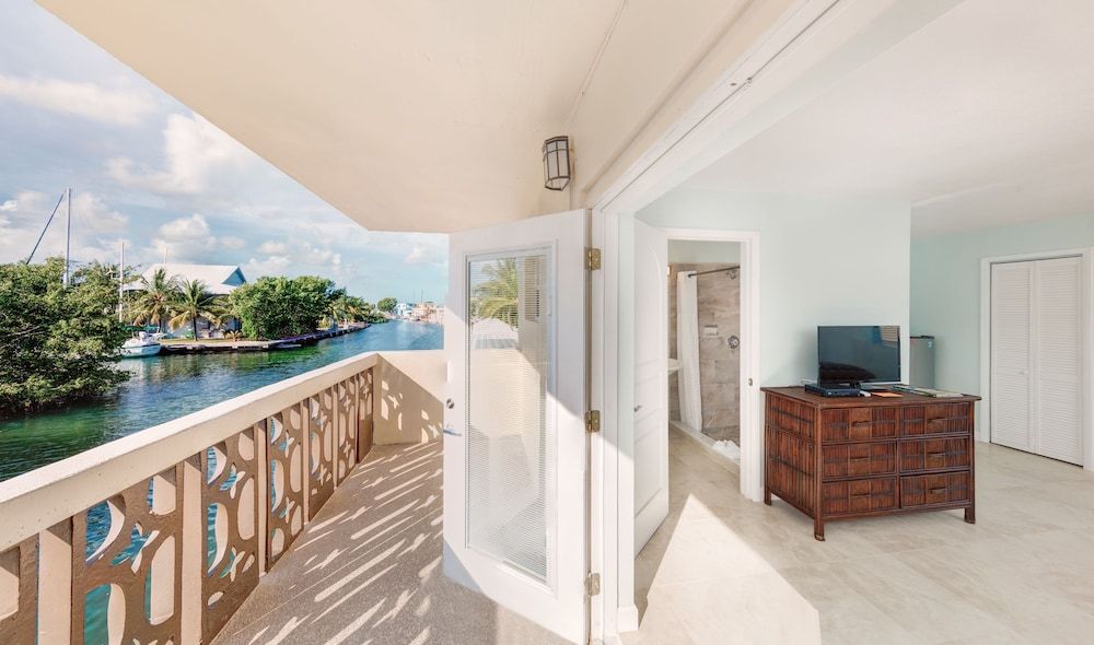 Creekside Inn Two Queen Beds Water View 7