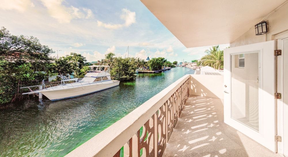 Creekside Inn Two Queen Beds Water View 9