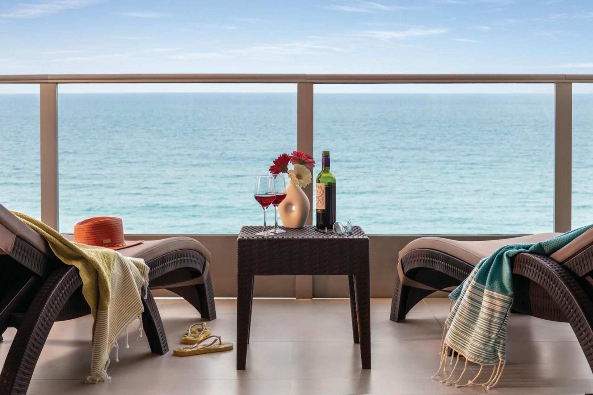 Oceanfront Suite One King Bed