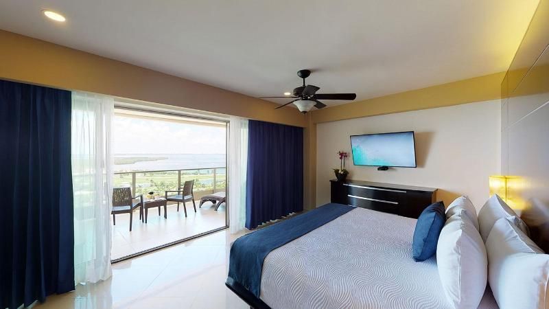 Sunset Suite One King Bed