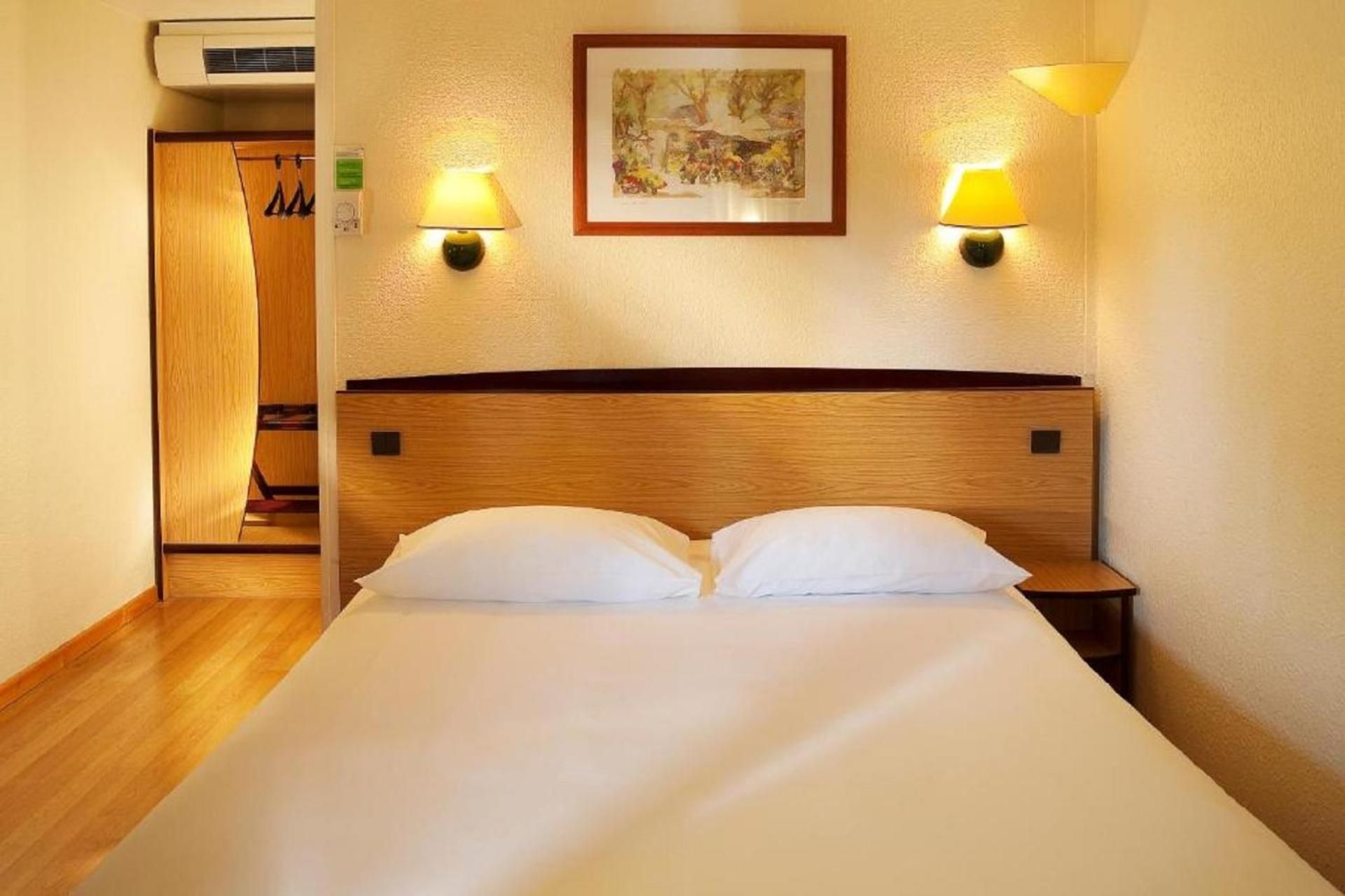 One Double Bed One Junior Bed (Up To One0 Years)