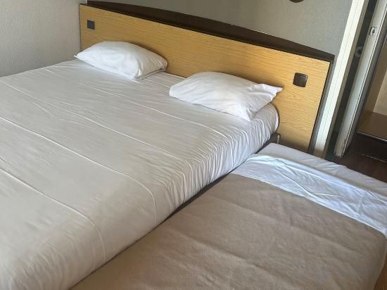 One Double Bed One Junior Bed (Up To One0 Years)
