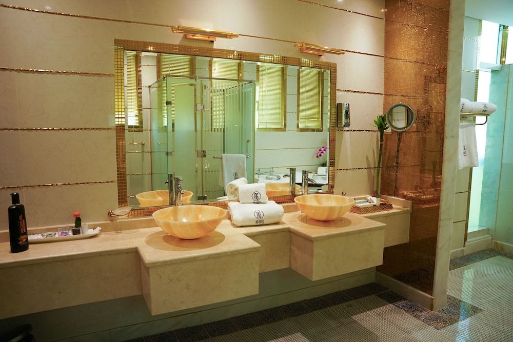 AG Hotel Executive Double Suite with Queen Bed 7