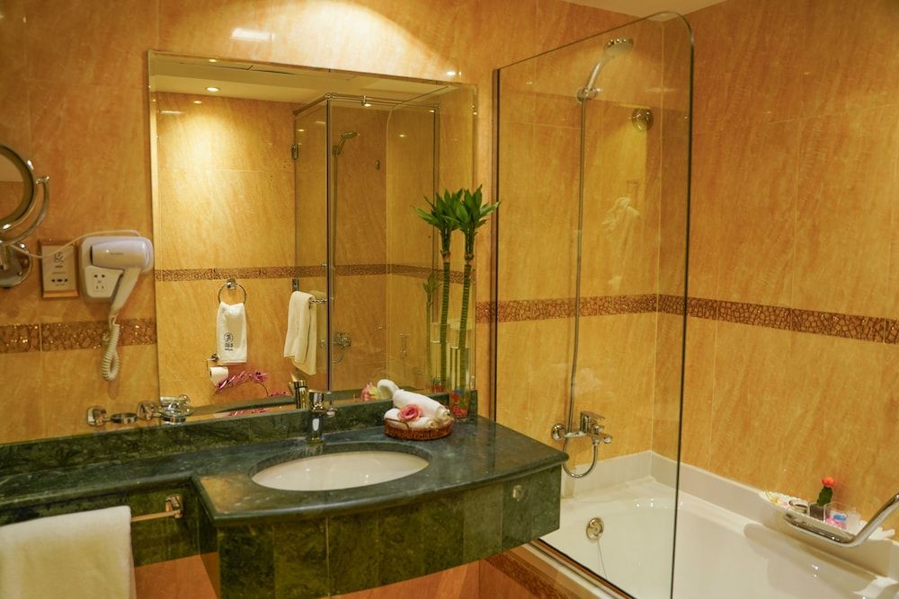 AG Hotel Executive Double Suite with Queen Bed 8