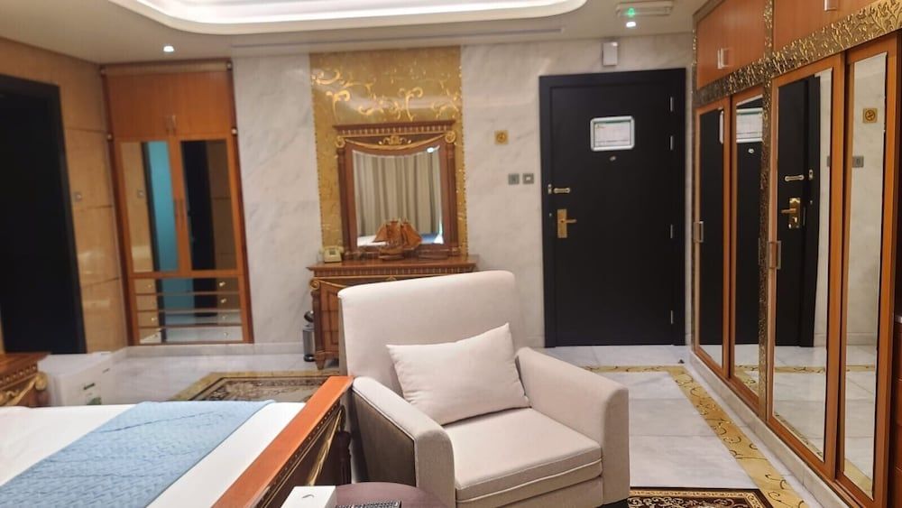 AG Hotel Executive Double Suite with Queen Bed 14