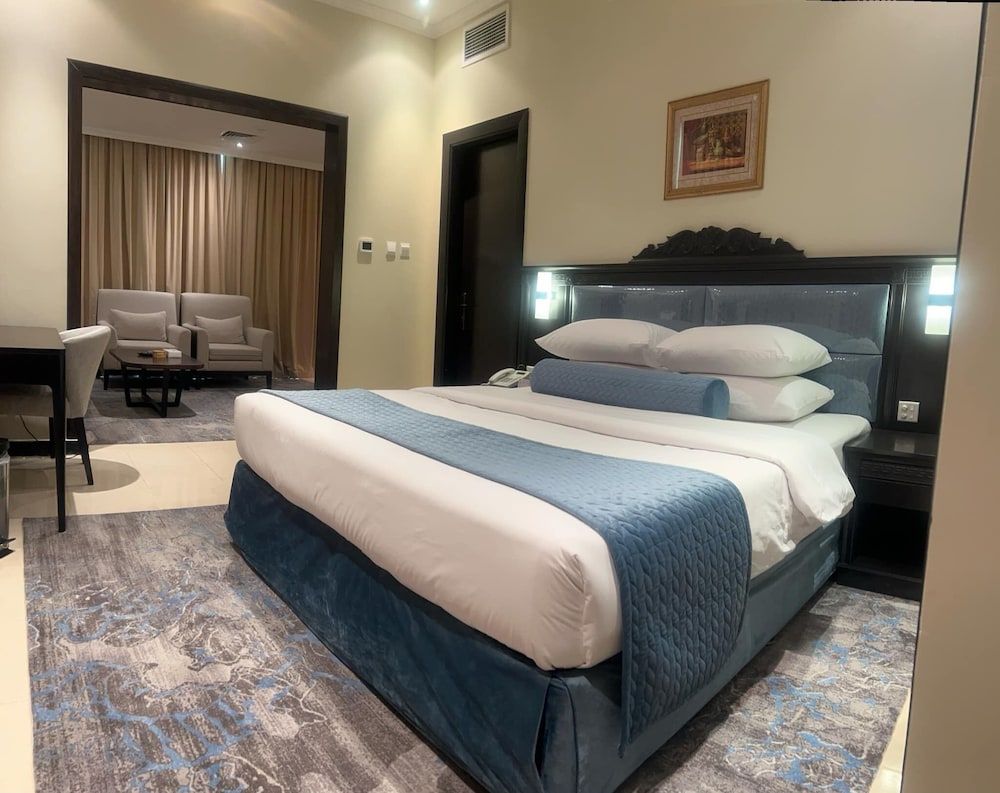 AG Hotel Executive Double Suite with Queen Bed 5