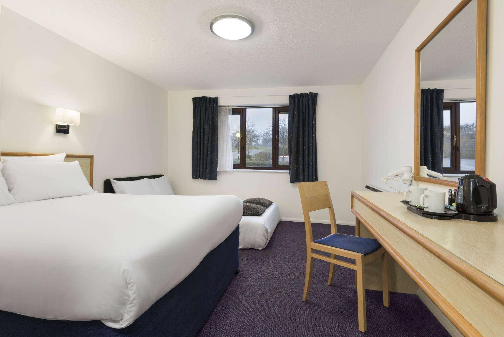1 Double Bed and 2 Twin Beds, Family Room, Non-Smoking
