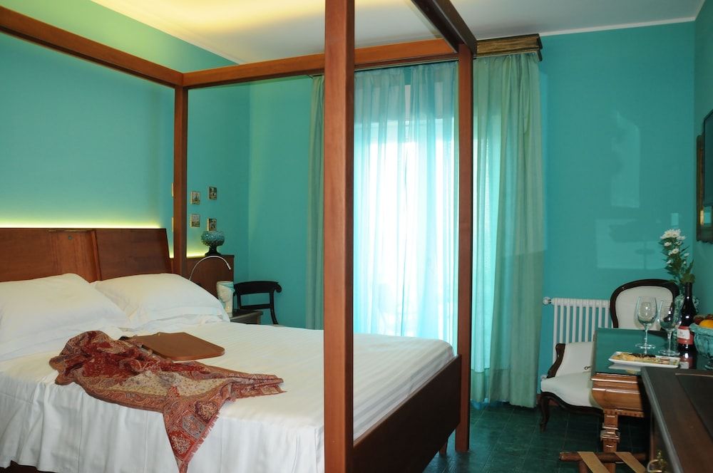 Deluxe Double Room, 1 King Bed, Balcony, Sea Facing
