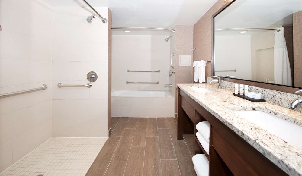 Suite, 1 King Bed, Accessible, Bathtub (Mobility & Hearing)