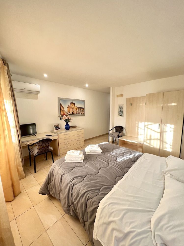 Hotel Como Superior Double Room, Mobility Accessible 9