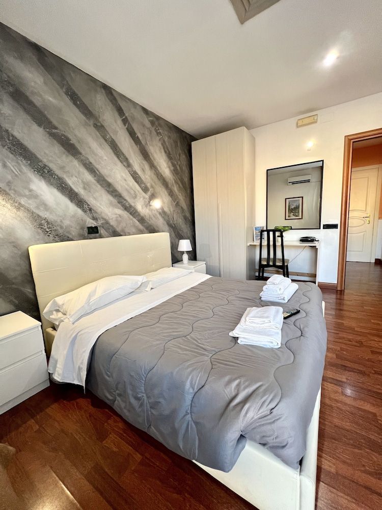 Hotel Como Superior Double Room, Mobility Accessible 8