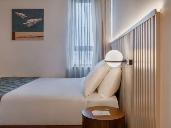 undefined Metropolitan Hotel 6