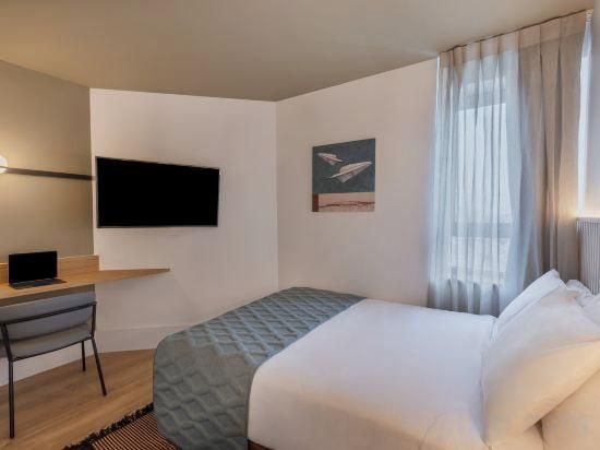 undefined Metropolitan Hotel 5