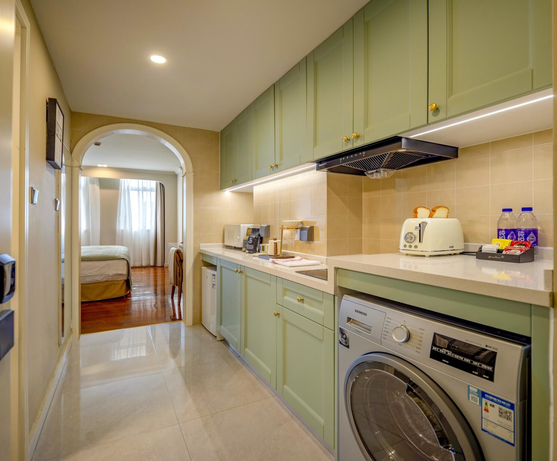 Studio Executive Queen