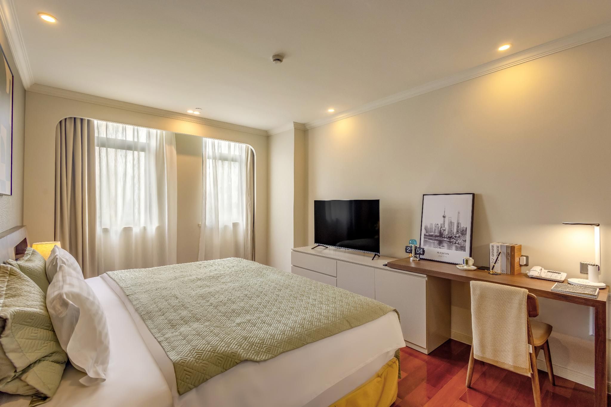 Studio Executive Queen