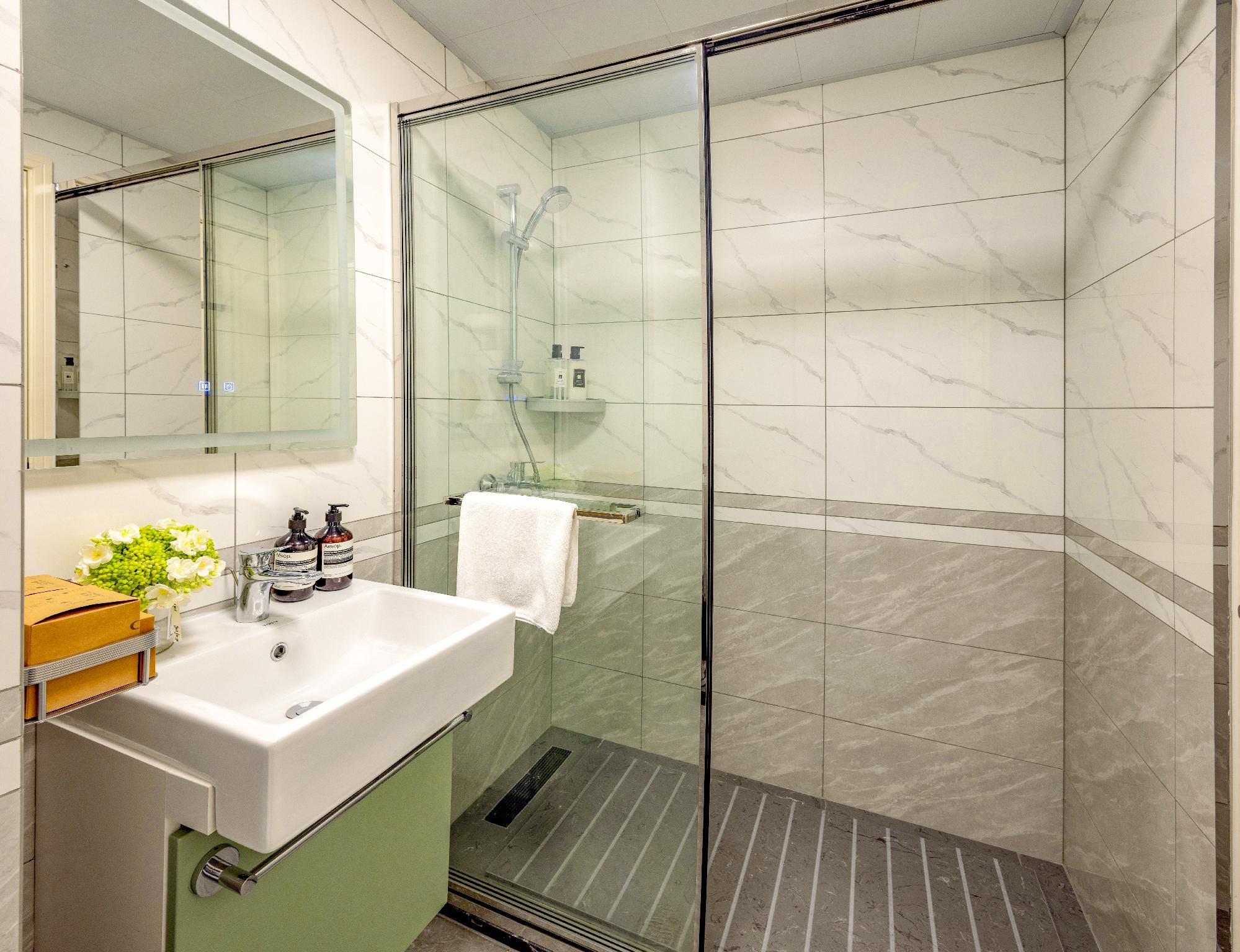 Studio Executive Queen