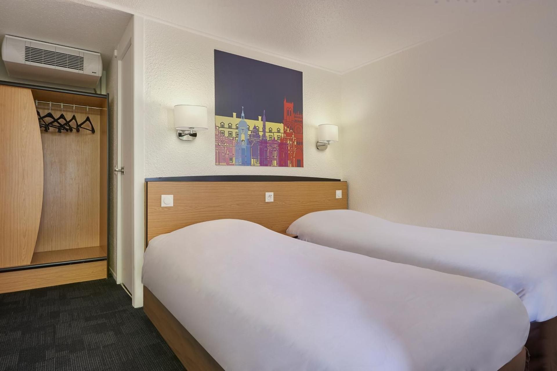 2 Single Beds