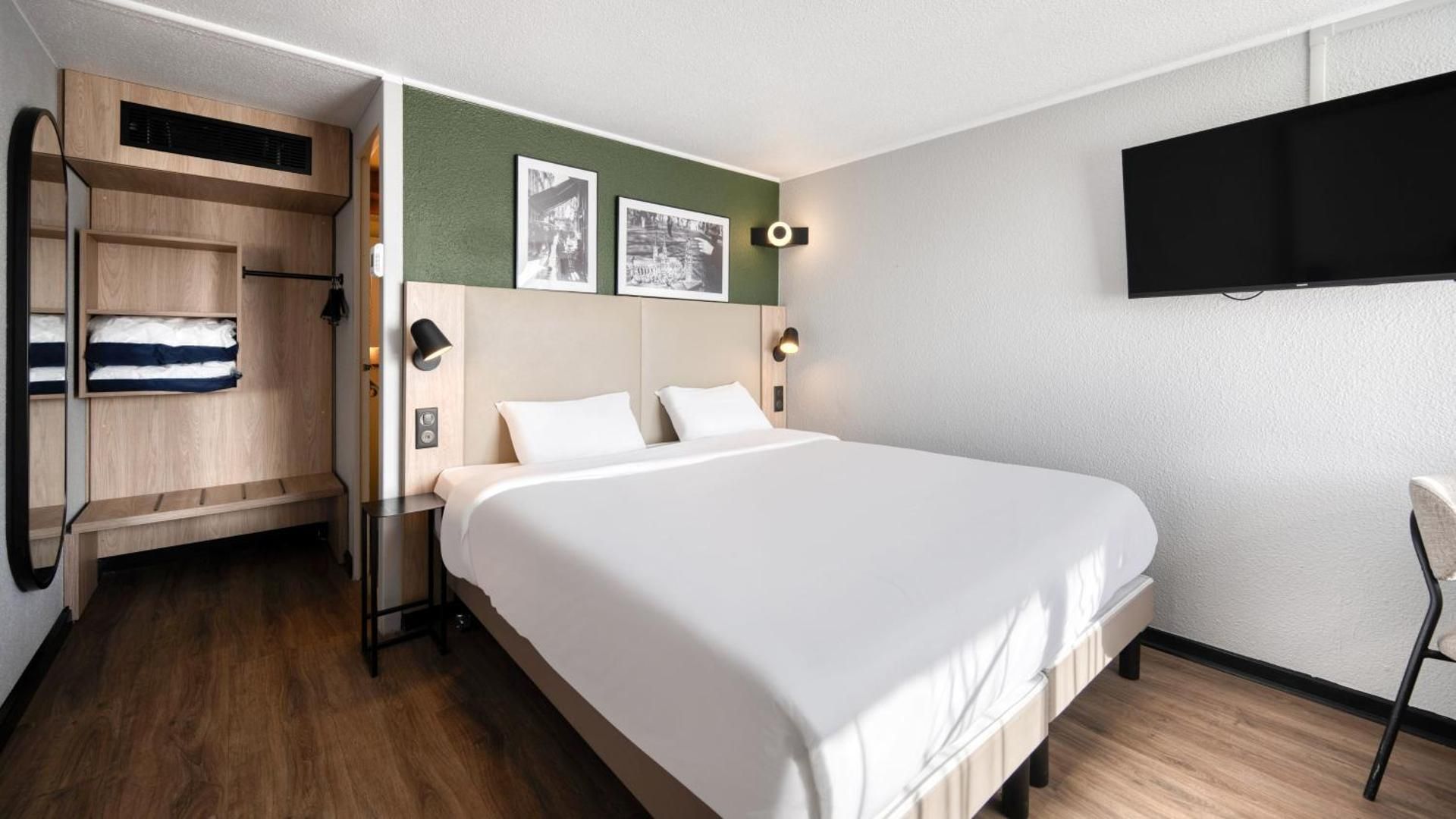 Standard Room - 1 Queen Bed