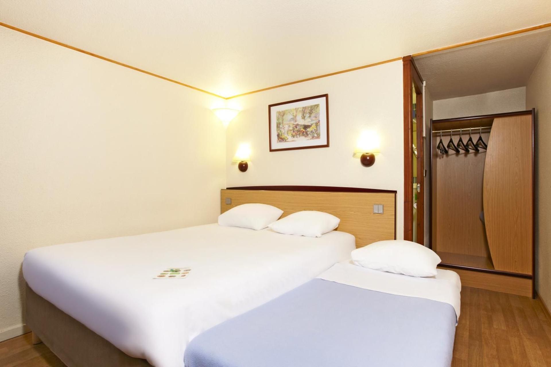 1 Double Bed 1 Junior bed