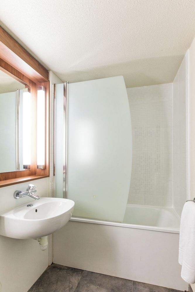 Campanile Paris Est - Pantin Standard Room, Multiple Beds 15