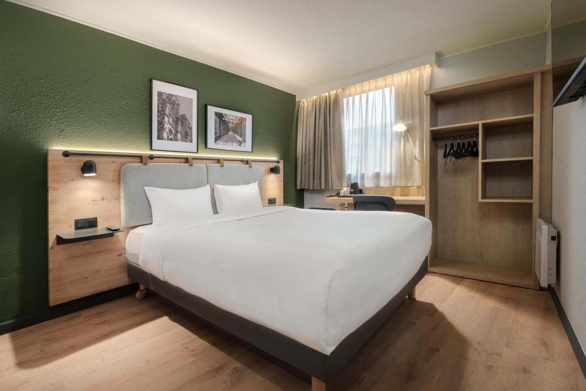 Standard Room - 1 Queen Bed
