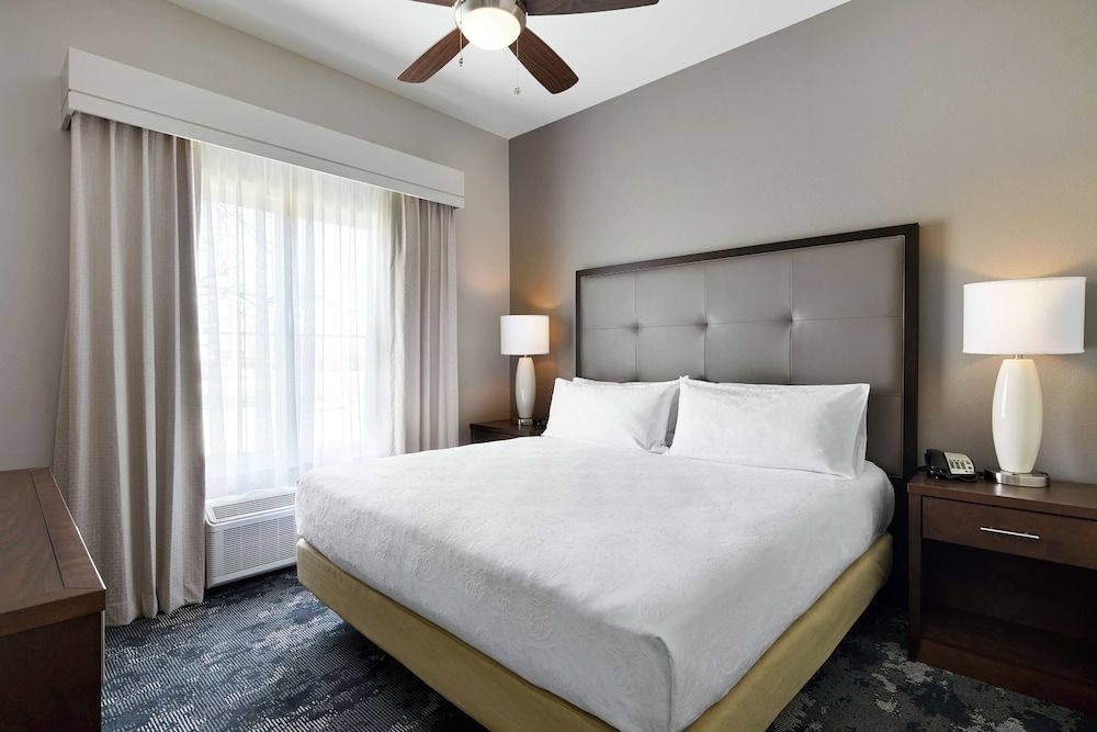 Suite, 1 King Bed, Accessible (Bathtub)