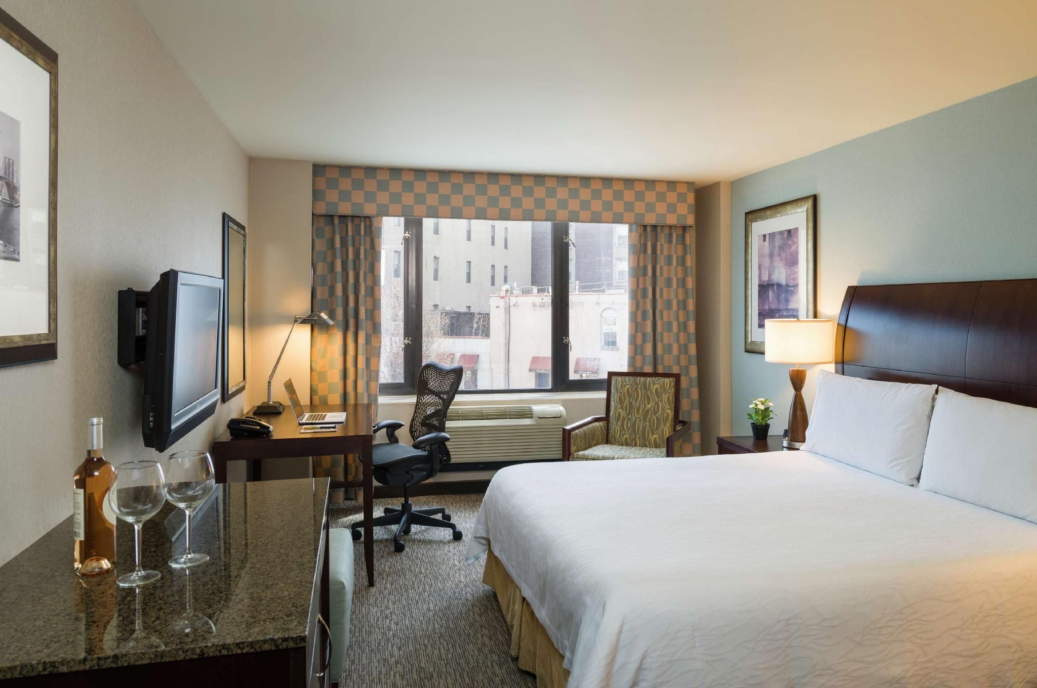 1 KING PREMIUM W/IN-ROOM DRINKS-SNACKS