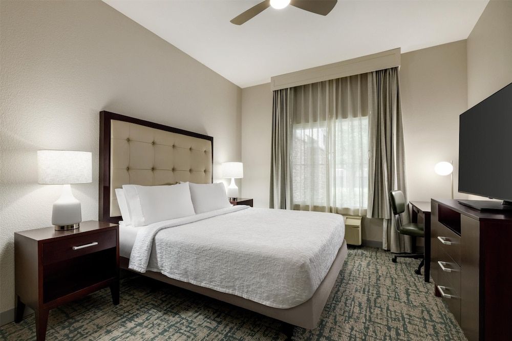 Suite, 1 King Bed, Accessible, Bathtub (Mobility & Hearing)