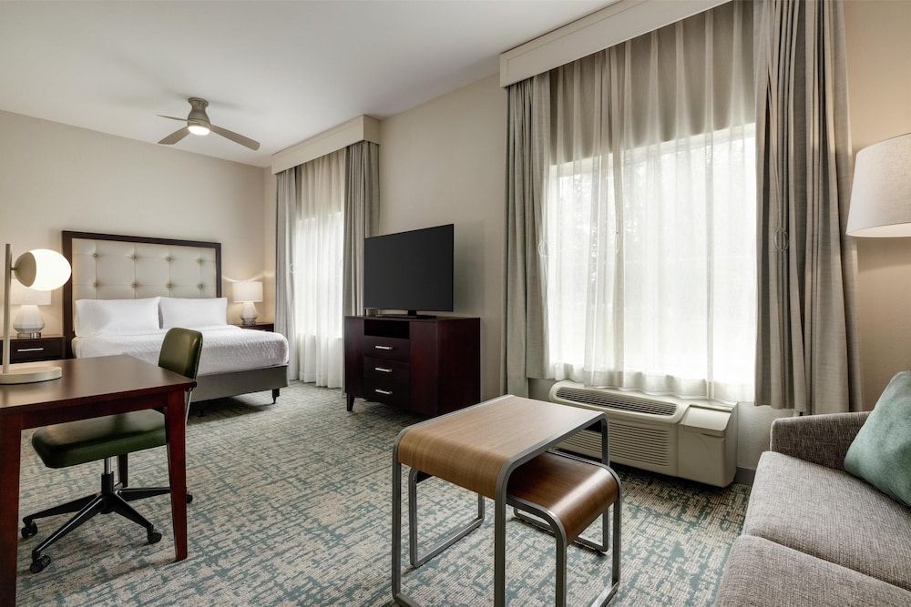 Studio, 1 Queen Bed, Accessible (Mobility & Hearing, Roll-in Shower)