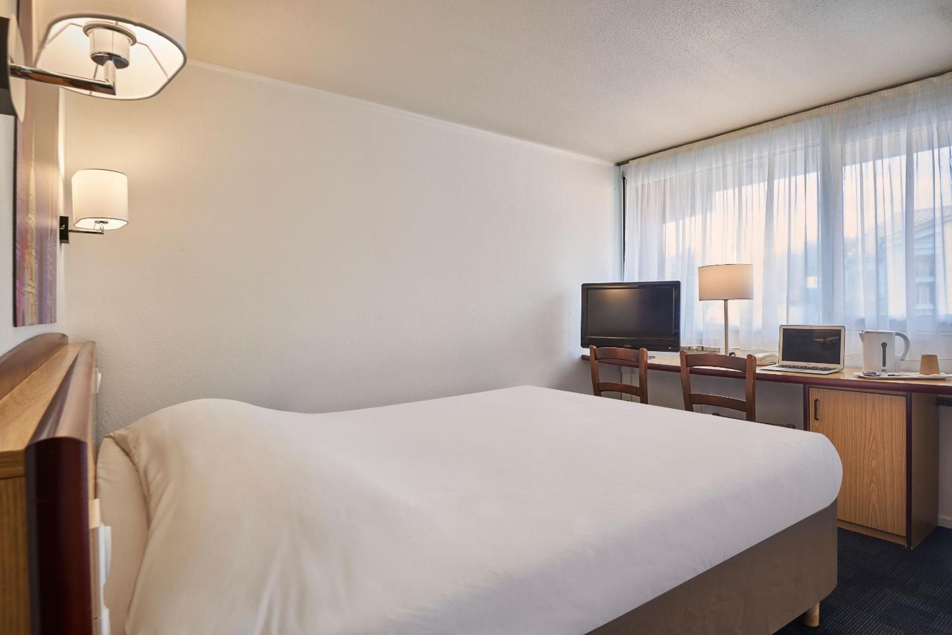 Standard Room - 1 Double Bed 1 Junior bed