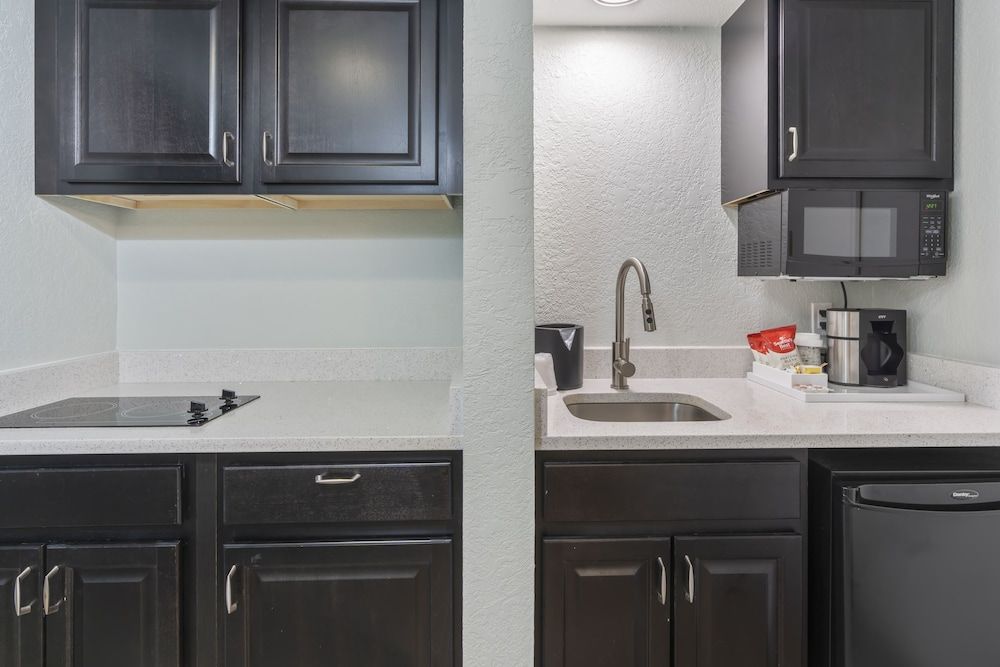 Cherry Tree Inn & Suites Lake Michigan Studio - Penthouse 3