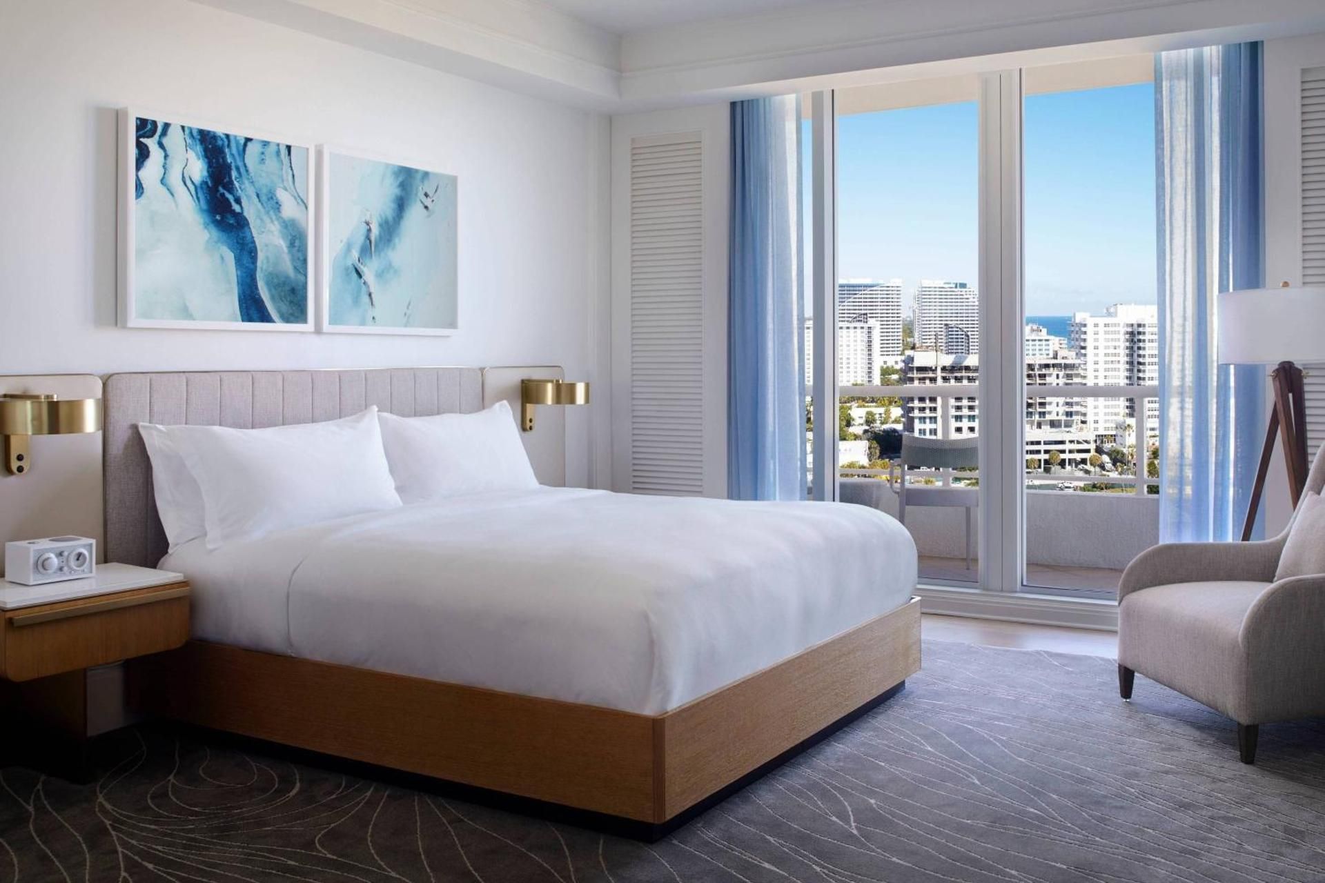 Club Intracoastal View, Club Lounge Access, Larger Guest Room, 1 King, Sofa Bed, Balcony