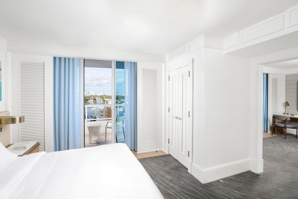 Club Room, 1 King Bed with Sofa bed